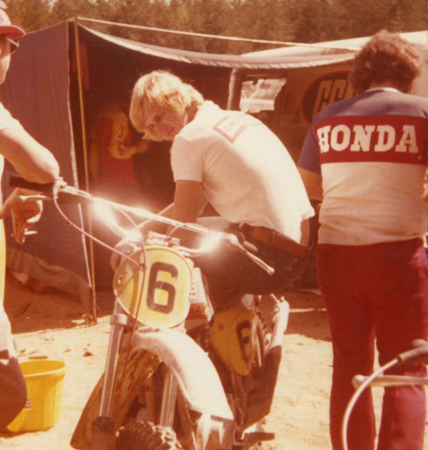 Ruskeasanta GP-500 1976 Nuori Graham Noyce istuu Maiconsa satulassa